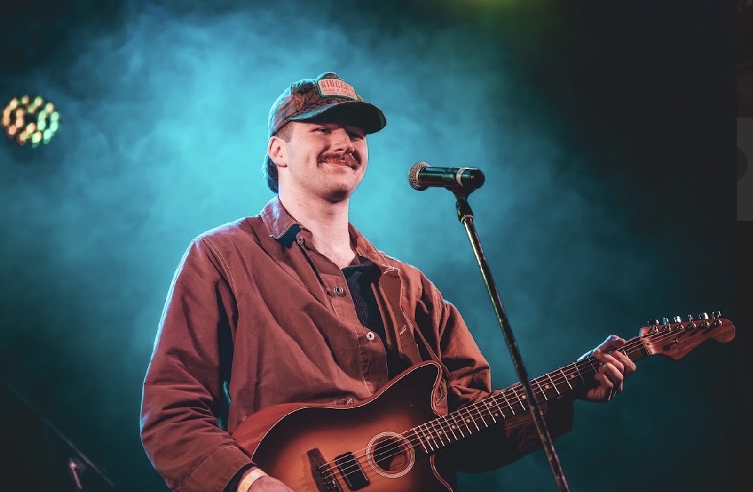 Kai Rennie live under blue stage smoke